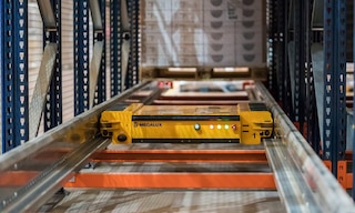 De semi-automatische en automatische Pallet Shuttle zijn voorzien van sensoren zodat alle soorten pallets kunnen worden afgehandeld De semi-automatische en automatische Pallet Shuttle zijn voorzien van sensoren zodat alle soorten pallets kunnen worden afgehandeld
