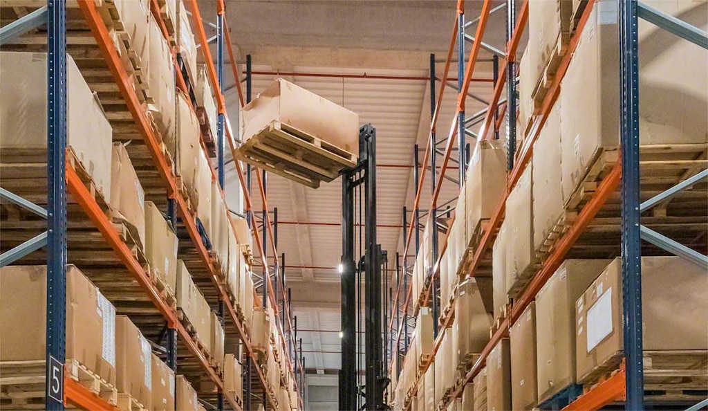 De applicatie voor slimme pallets geeft nauwkeurige informatie met betrekking tot de opslagomstandigheden op elke locatie in het magazijn