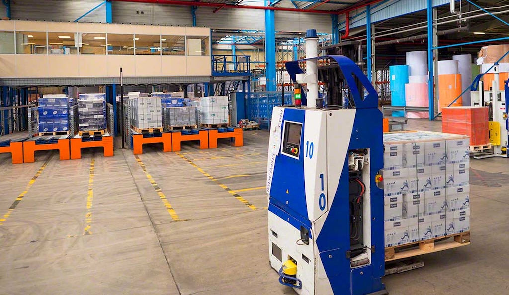 In het magazijn van het bedrijf Clairefontaine verplaatsen AGV's de goederen snel en veilig door het magazijn, zonder tussenkomst van de operator