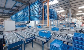 Geautomatiseerde systemen verplaatsen goederen zelfstandig door het magazijn Geautomatiseerde systemen verplaatsen goederen zelfstandig door het magazijn