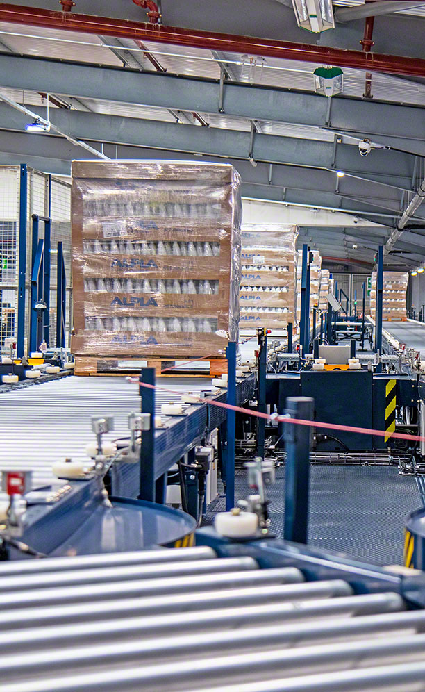 Convoyeurs automatiques pour palettes dans le centre logistique de ALPLA