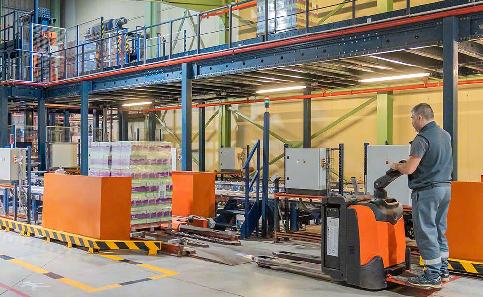 Esnelat compte sur un système de stockage automatique dans son centre logistique