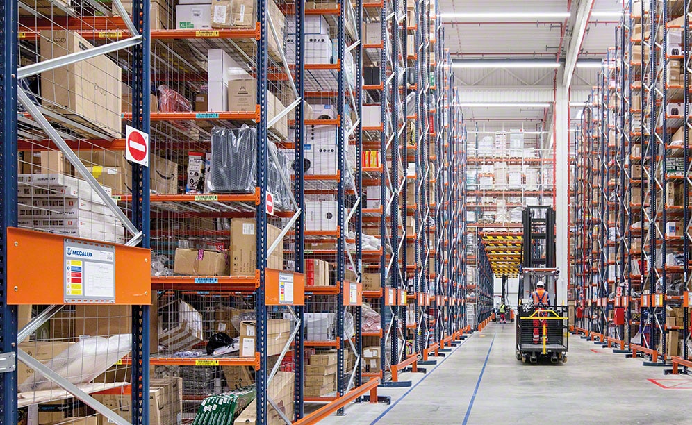 Rayonnages à palettes dans l'entrepôt e-commerce d'ID Logistics