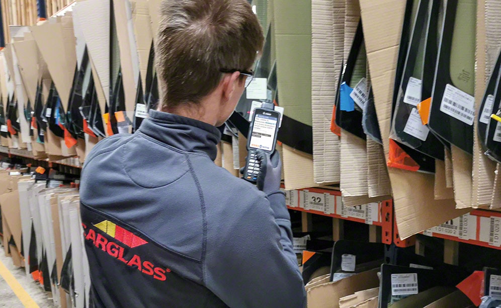 Un opérateur Carglass suivant les instructions d'Easy WMS