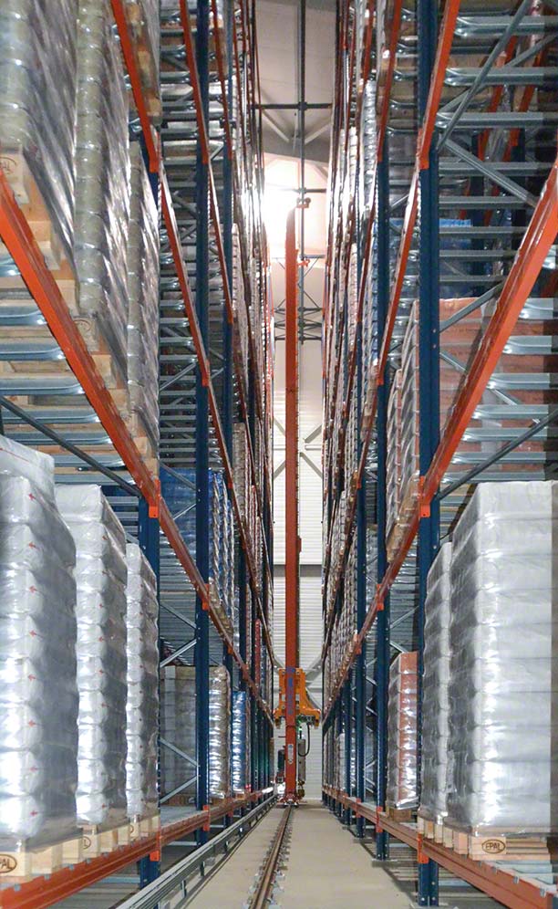 Trasstockeur pour palettes dans l'entrepôt de Paulic Meunerie
