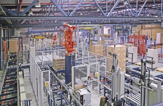 Un circuit de convoyage de palettes peut accélérer l’approvisionnement en marchandises d’un poste de picking automatisé