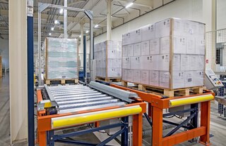 Les postes d’inspection d’entrées ont pour but de vérifier que le poids, les dimensions et l’état des palettes sont conformes aux spécifications de l’installation