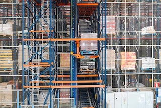 Les élévateurs de palettes sont utilisés dans certains systèmes de stockage automatisés Les élévateurs de palettes sont utilisés dans certains systèmes de stockage automatisés