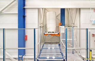 Les convoyeurs élévateurs verticaux peuvent manipuler différents types de charges palettisées Les convoyeurs élévateurs verticaux peuvent manipuler différents types de charges palettisées