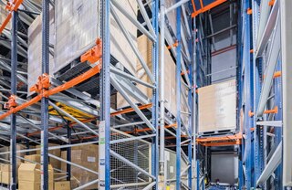 Grâce à leur conception compacte, les convoyeurs verticaux sont peu encombrants