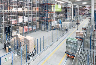 Les convoyeurs aériens et au sol connectent entre elles plusieurs zones de l'entrepôt
