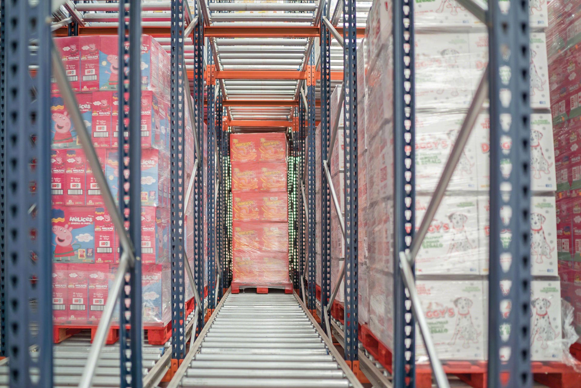 De pallets rollen veilig en met gecontroleerde snelheid door de opslagkanalen onder invloed van de zwaartekracht