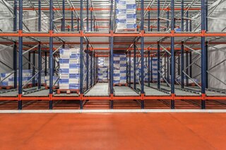 Dynamische opslag op pallets is de ideale oplossing voor het tijdelijk opslaan van goederen tussen twee werkzones