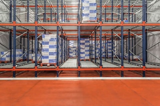 Dynamische opslag op pallets is de ideale oplossing voor het tijdelijk opslaan van goederen tussen twee werkzones