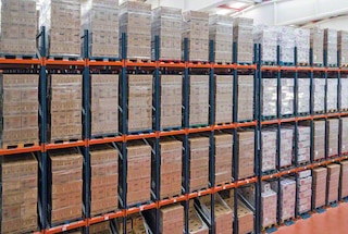 Palletdoorrolstellingen zijn zeer nuttig in magazijnen met veel pallets per SKU