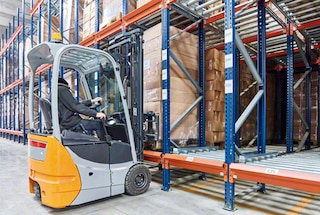 De vorkheftruck rijdt de pallet in aan het hoogste deel van de palletdoorrolstelling