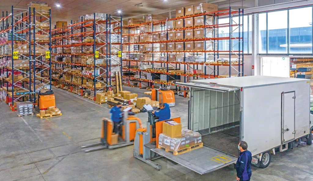 De locatie van een duurzaam magazijn helpt de impact op het milieu te beperken, waarbij bovendien bestellingen sneller worden geleverd