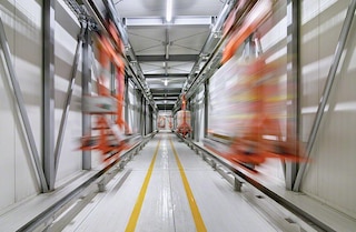 Het elektrisch Monorailsysteem is een snelle oplossing die de stroom van pallets stroomlijnt Het elektrisch Monorailsysteem is een snelle oplossing die de stroom van pallets stroomlijnt