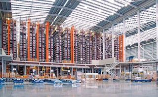 L'entrepôt du leader du secteur céramique Porcelanosa à Vila-real (Espagne)