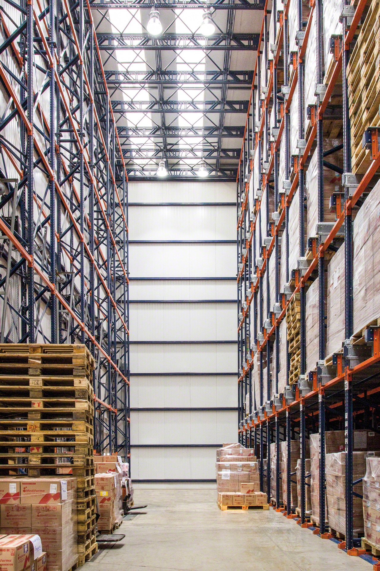 Dans un entrepôt autoportant, le système Pallet Shuttle contribue à maximiser la capacité de stockage