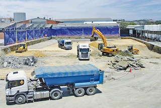 Le montage de l’entrepôt autoportant commence par la pose de la dalle