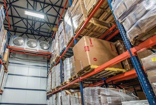 Les entrepôts autoportants peuvent être des chambres froides