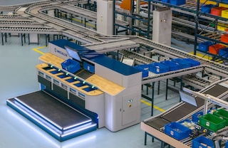 Een hoogrendement picking-station maakt het mogelijk om grote aantallen bestellingen klaar te zetten