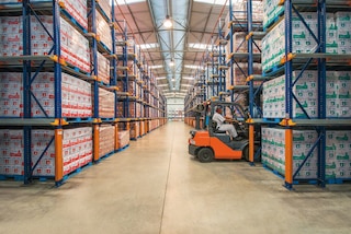 Heftrucks rijden door inrijstellingen om pallets te laden en te lossen