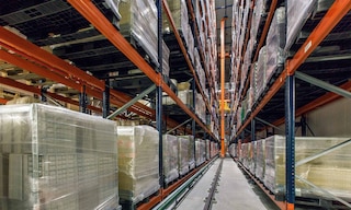 Schaal Chocolatier robotise le stockage avec des transstockeurs automatiques pour palettes