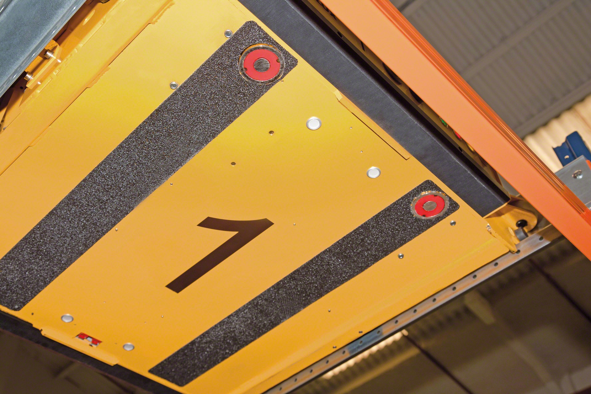 La navette semi-automatique possède un système de verrouillage qui assure sa fixation sur les fourches du chariot