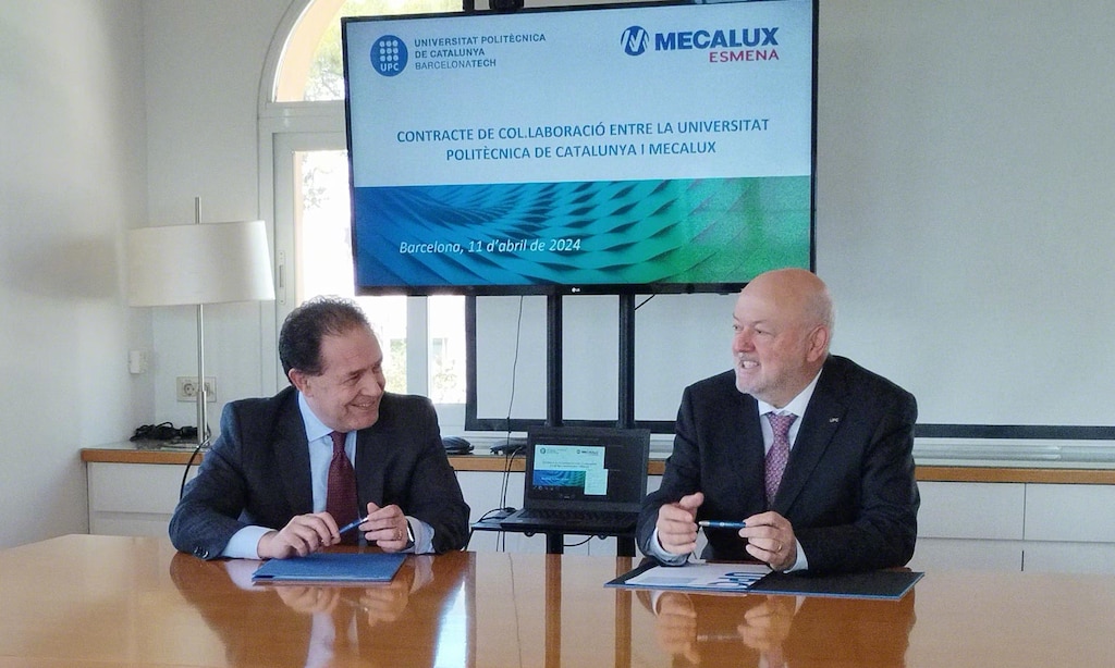 Le PDG de Mecalux, Javier Carrillo, et le recteur de l’UPC, Daniel Crespo, lors de la signature de l’accord, dans la salle Talaia du rectorat de l’UPC, le 11 avril à Barcelone