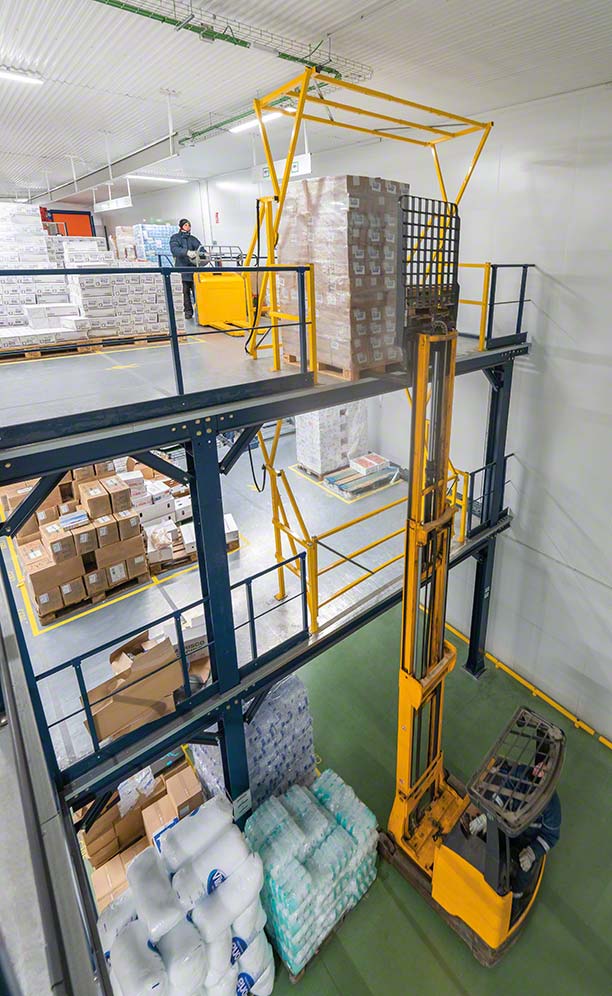 Congelados Clazamar a triplé sa superficie de stockage avec une mezzanine