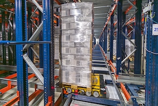 Le Pallet Shuttle 3D atteint l’emplacement attribué pour y déposer la palette