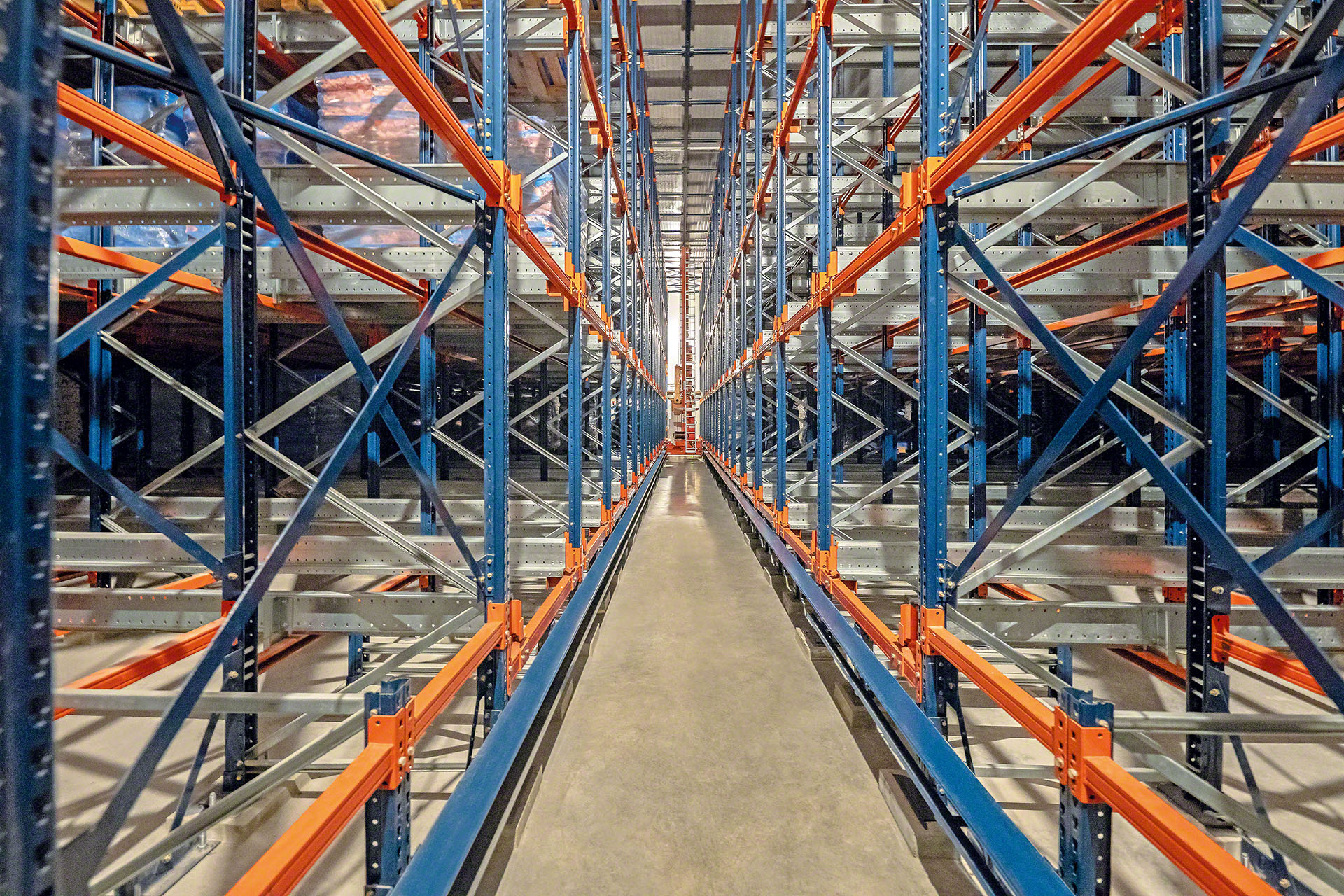 Le Pallet Shuttle automatique garantit la meilleure performance des systèmes de stockage par accumulation
