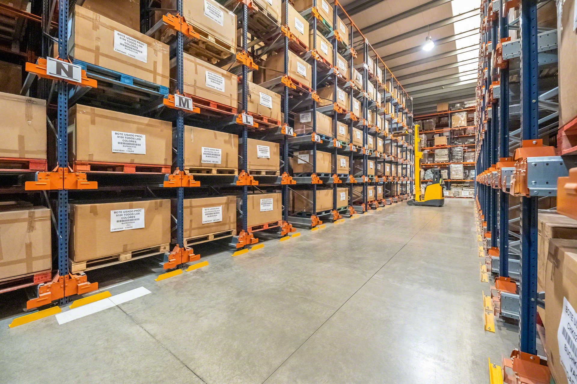 Grâce à leur design, les navettes Pallet Shuttle peuvent se déplacer avec des palettes portant une charge irrégulière