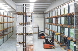 Le système de stockage Pallet Shuttle peut être combiné avec des racks à palettes classiques