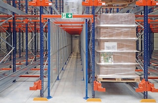 Des passages d'évacuation ou de maintenance peuvent être installés dans les rayonnages du système Pallet Shuttle