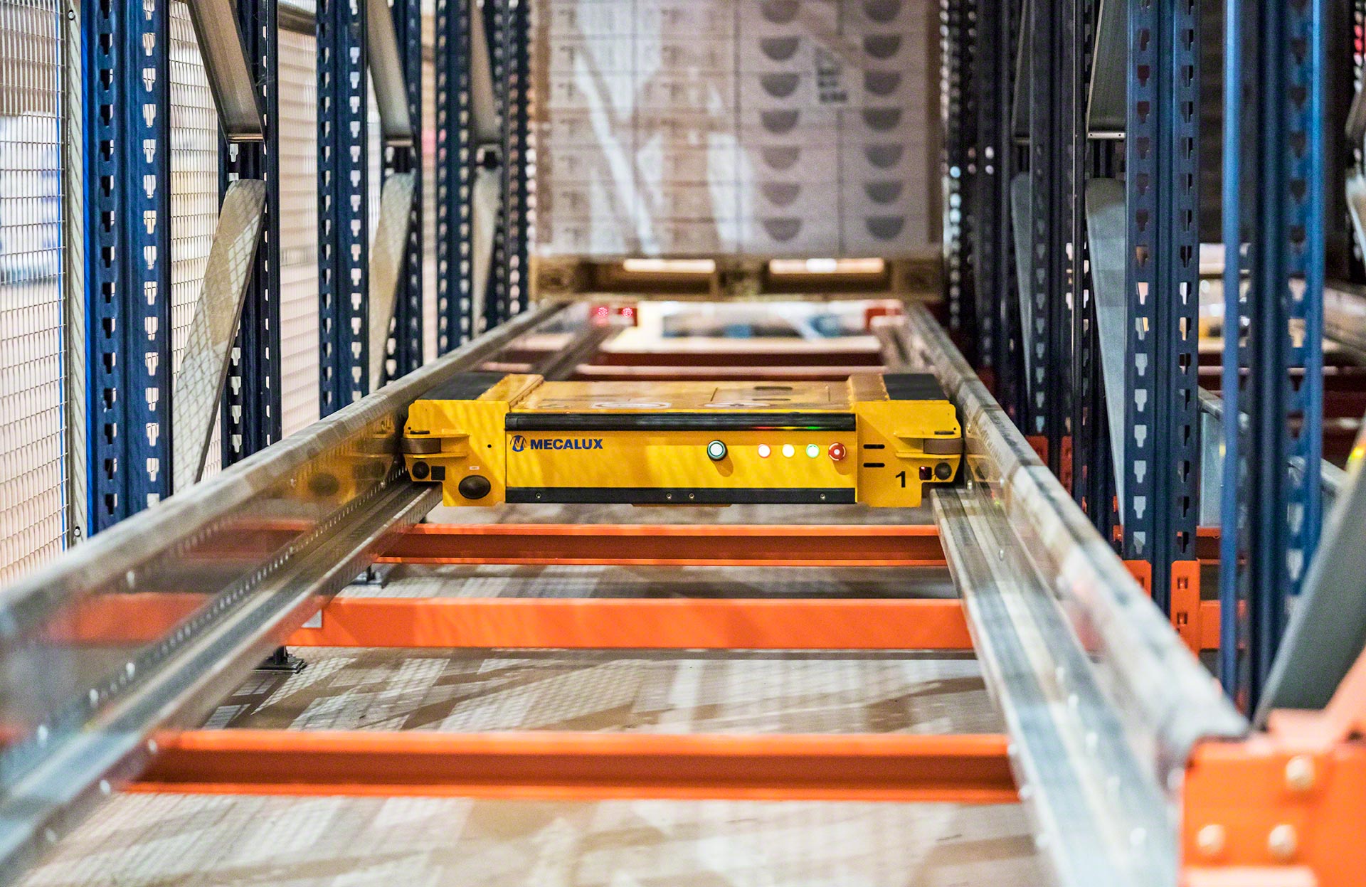 De Pallet Shuttle automatiseert het in- en uitrijden van pallets in diepe kanalen