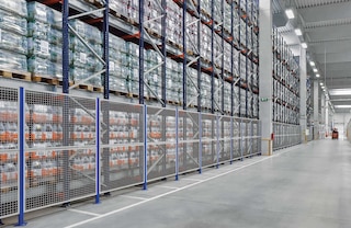 Beschermingsgaaswanden worden aan de zijkant van de stellingen aangebracht