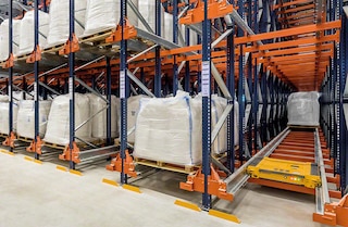 De Pallet Shuttle kan werken in stellingen van meer dan 60 m diep