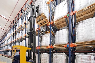 Voor het uithalen van pallets wordt op de omgekeerde manier gewerkt