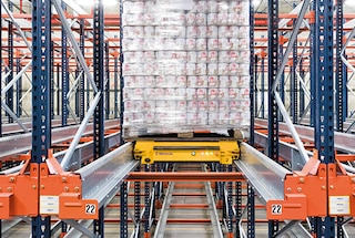 De shuttle vervoert de pallet naar de diepste vrije opslagplaats