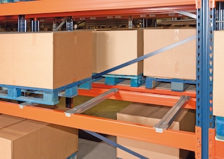 Dankzij de liggers kunnen pallets worden afgezet met het onderstel parallel aan de liggers
