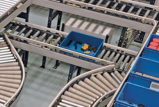 Aan het einde van het orderpicken wordt deze doos naar een ander deel van het magazijn verplaatst