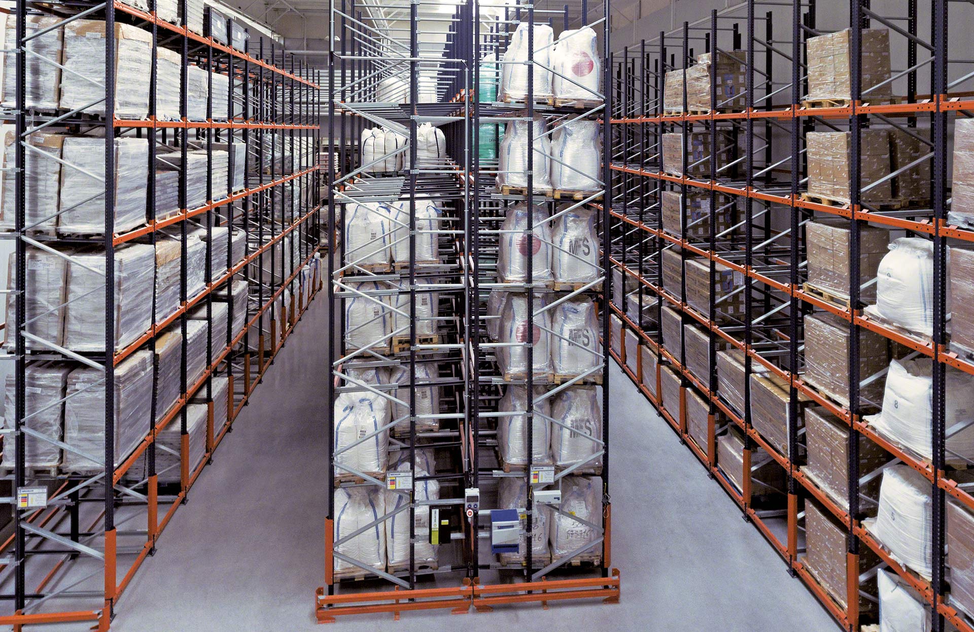 Push-back opslagsystemen kunnen in de hoogte worden gebouwd