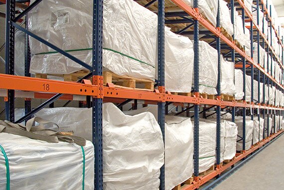 Push back stellingen voor pallets zijn ideaal in magazijnen met middelgrote omloopsnelheid aan SKU's