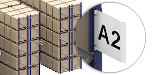 Les rayonnages à palettes sont identifiés par des panneaux de signalisation