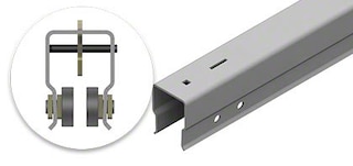 Les chariots du rayonnage push-back se déplacent le long des rails Les chariots du rayonnage push-back se déplacent le long des rails