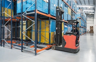 Le rack push-back convient à d’autres types d’unités de charge, tels que les conteneurs métalliques Le rack push-back convient à d’autres types d’unités de charge, tels que les conteneurs métalliques