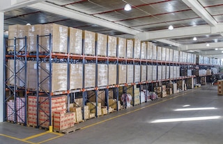 Sous un rayonnage push-back, il est possible d’aménager des niveaux de stockage au sol pour palettes Sous un rayonnage push-back, il est possible d’aménager des niveaux de stockage au sol pour palettes